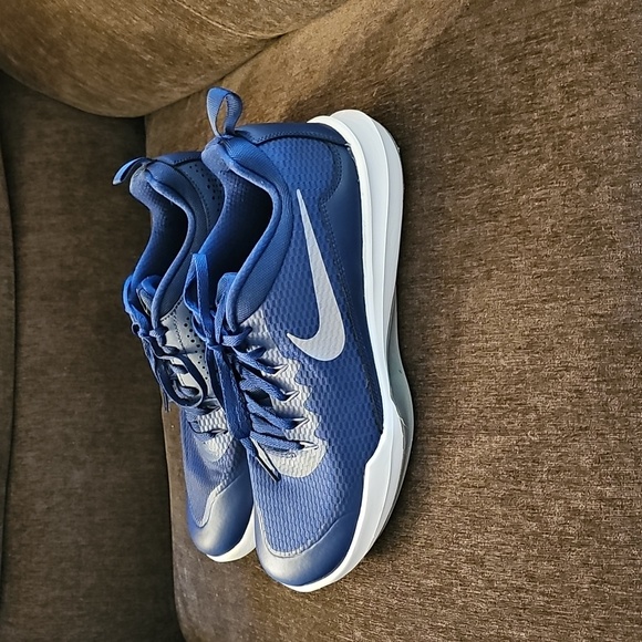 Nike Legend Trainers - Picture 3 of 8